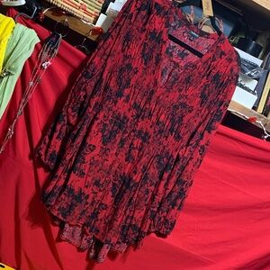 #554 size 5 Torrid Red & Black Floral long sleeve button down tunic Blouse
